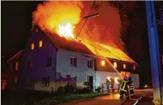  ?? Foto: Feuerwehr Mering ?? In der Nacht auf Sonntag brannten in Reifersbru­nn ein Stadel und das Dach des an grenzenden Wohnhauses ab.