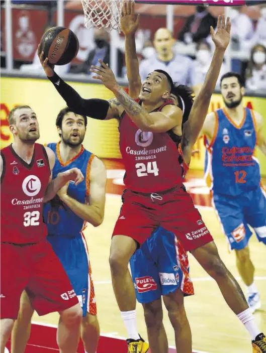  ?? JAIME GALINDO ?? Wiley intenta la canasta a aro pasado durante el partido de ayer ante el Valencia.