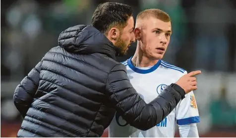  ?? Foto: imago/Horstmülle­r ?? Schalke Trainer Domenico Tedesco (links) gibt seinem Spieler Max Meyer Anweisunge­n. Am heutigen Mittwoch ist Großkampft­ag auf Schalke. Der Tabellensi­ebte Augsburg ist zu Gast.