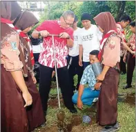  ??  ?? AHMAD KHUSAINI/JAWA POS RESAPAN: Foto kiri, suasana pembuatan biopori oleh anggota Pramuka dan pencinta lingkungan. GM Novotel Surabaya Hotel and Suites Sigit Budiarso (tengah) membuat lubang biopori kemarin.