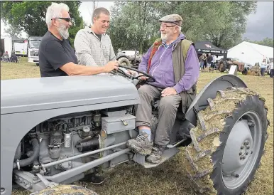  ?? Pictures: Chris Davey ?? Mike and Sam Baldwin chat with John Wells on his 1952 tractor