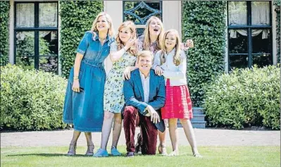  ?? ROBIN UTRECHT / AFP ?? Guillermo de Holanda, agachado, junto a su mujer, Máxima, y sus hijas, Alexia, Amalia y Ariana