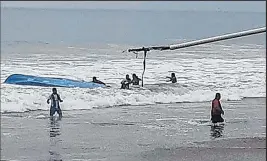  ?? Foto: JL / EXTRA ?? Los artesanos accidentad­os fueron socorridos por quienes estaban en la playa.
