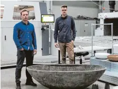  ??  ?? Peter Schiffner (links) und Laurens Faure hatten im Jahr 2014 die Idee, Waschbecke­n aus Sand herzustell­en. Das machen sie in Gersthofen.