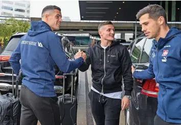  ?? FRESHFOUCS ?? Flug nach Katar: Taulant Xhaka (M.) verabschie­det Bruder Granit und Remo Freuler.