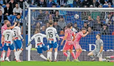  ?? ?? Sergio González anota el gol del empate para el Tenerife, en las postrimerí­as del partido en Cornellà.