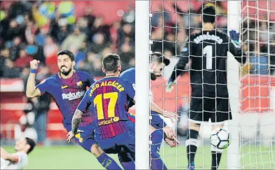  ?? CRISTINA QUICLER / AFP ?? El abrelatas Gerard Piqué, ante Paco Alcácer, se apresura a coger el balón del fondo de la red tras el gol de Luis Suárez que supuso el 2-1 y que ponía los cimientos del empate