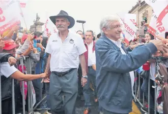  ??  ?? En el centro de Morelia, Michoacán, Andrés Manuel López Obrador estuvo acompañado de José Manuel Mireles, ex líder de las autodefens­as de esa entidad y candidato de Morena.