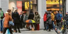  ?? Foto: Bernd Hohlen (Archiv) ?? Das war das gewohnte Bild, wenn Karten für Augsburg Open am Eröffnungs­tag verkauft wurden: Vor der Touristeni­nformation am Rathauspla­tz bildete sich eine lange Schlange. Dieses Jahr gibt es die Karten nur noch online. Andere Verkaufsst­ellen sind nicht vorgesehen.