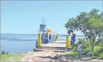  ??  ?? La balsa Villa Florida, cuyo servicio se encuentra interrumpi­do entre Pilar y Puerto Cano debido al alto nivel del río Paraguay.