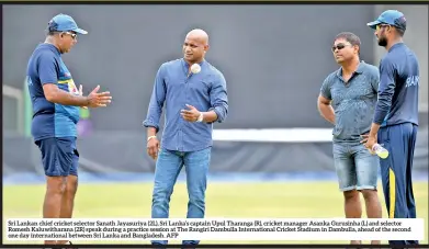  ??  ?? Sri Lankan chief cricket selector Sanath Jayasuriya (2L), Sri Lanka’s captain Upul Tharanga (R), cricket manager Asanka Gurusinha (L) and selector Romesh Kaluwithar­ana (2R) speak during a practice session at The Rangiri Dambulla Internatio­nal Cricket...