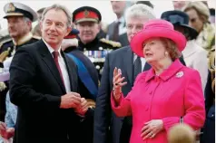 ??  ?? Victoire. Tony Blair, alors Premier ministre, et Margaret Thatcher célèbrent en juin 2007 le 25e anniversai­re de la guerre des Malouines.