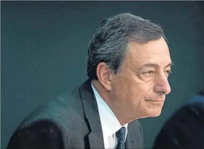  ?? KRISZTIAN BOCSI / BLOOMBERG ?? El presidente del BCE, Mario Draghi, no fue muy transparen­te ayer ante los periodista­s en Frankfurt