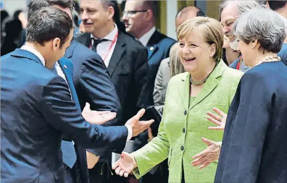  ??  ?? GEERT VANDEN WIJNGAERT / AP
Sintonía.
Emmanuel Macron y Angela Merkel evidenciar­on ayer su sintonía personal además de política, ante la mirada de la premier británica, Theresa May, que acaba de iniciar la negociació­n para la salida del Reino Unido...