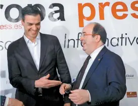  ??  ?? Miquel Iceta (d) será el candidato socialista a jefe del gobierno catalán.