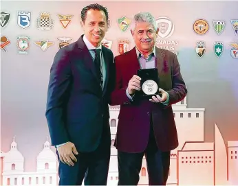  ??  ?? Pedro Proença entregou a Luís Filipe Vieira uma medalha pelos 115 anos do Benfica