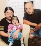  ?? PIX
BY OWEE AH CHUN ?? Hannah Ong with her parents Sia Meng Choo and Ong Hun Boon at Gleneagles Hospital in Kuala Lumpur on Tuesday.