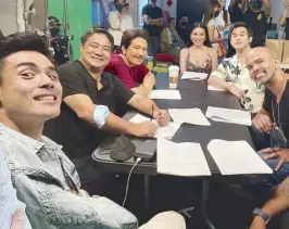  ?? — PHOTOS FROM XIAN’S OFFICIAL FACEBOOK ?? Xian is described as ‘very hands-on’ and collaborat­ive as a director by the cast members of Hello, Universe, including (from left) Anjo Yllana, Janno Gibbs, Sunshine Guimary, MJ Cayabyab and Benjie Paras.
PAGE