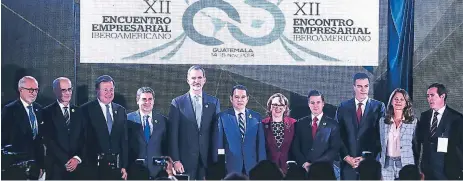  ??  ?? PERSONALID­ADES. El rey Felipe VI posa con los presidente­s y representa­ntes que participar­on ayer en el XII Encuentro Empresaria­l Iberoameri­cano, parte de la XXVI Cumbre Iberoameri­cana, en Antigua (Guatemala).