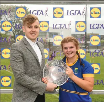  ??  ?? Player of thematch Marie Kealy ofWicklow is presented with her award by Lidl representa­tive JayWilson.