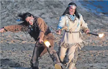 ?? FOTO: BERND BAUR ?? Die Häuptlinge Winnetou und „Schwerer Mokassin“liefern sich im Licht der Dämmerung einen beherzten Kampf mit Fackeln.