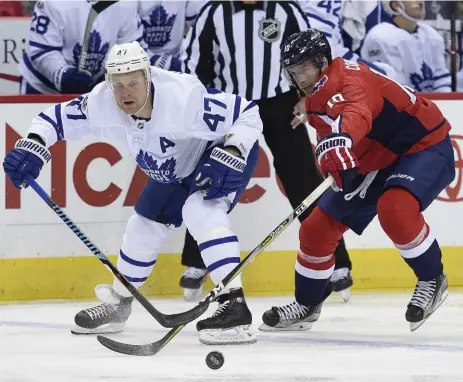  ?? NICK WASS/THE ASSOCIATED PRESS ?? The Leafs’ Leo Komarov, left, battles with Washington winger Brett Connolly. The two high-scoring teams played two scoreless periods.