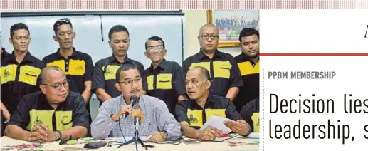  ?? SHAIFUL SHAHRIN AHMAD PAUZI PIC BY ?? Bagan Serai member of parliament Datuk Dr Noor Azmi Ghazali (centre) announcing his departure from Umno and Barisan Nasional in Bagan Serai yesterday.