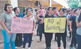  ?? ?? Universita­rios y secundario­s unieron sus voces ayer frente al Congreso durante el tratamient­o de Hambre cero.
Alumnos del Colegio María Luisa Gómez de Franco, de Ñemby, protestaro­n ayer en contra de la ley Hambre cero.