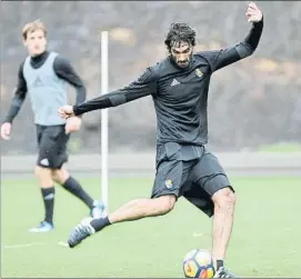  ?? FOTO: UNCITI ?? Carlos Martínez golpea el balón en un entrenamie­nto reciente