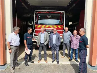  ??  ?? Le président à la rencontre des élus et des Sapeurs de Gourdon Photos : Départemen­t du Lot