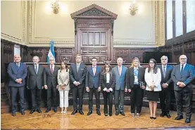  ?? ?? Presidente de la Corte,
Rosatti (centro), le tomó juramento a Amerio.