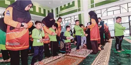  ?? [FOTO HIASAN] ?? Didik anak solat sejak dari kecil bagi bentuk jati diri Muslim sebenar.