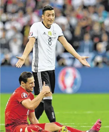  ?? BILD: SN/APA/AFP/FIFE ?? Mesut Özil wirkte nach einer schwachen Leistung gegen defensive Polen ratlos.