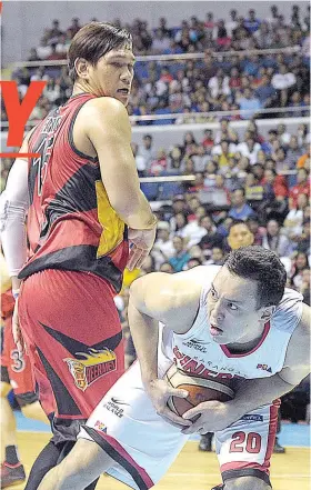  ?? / SLAMONLINE.PH ?? ■ HIGANTE. Ang panagparan­g sa duha ka mga higante nga sila si JuneMar Fajardo (wala) ug Greg Slaughter (tuo) mao ang usa sa labing giatangan sa panagsangk­a sa San Miguel Beermen ug Brgy. Ginebra Gin Kings sa quarter-finals sa PBA Governor’s Cup karong...