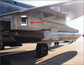  ?? PHILIPPE WODKA-GALLIEN ?? Le détecteur de départ de missile (flèche) d’un “Mirage” 2000N sur la BA 123 d’Orléans en 2005. L’équipement est intégré à la poutre du missile air-air.