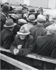  ?? Dorothea Lange / Oakland Museum of California / Gift of Paul S. Taylor ?? “White Angel Breadline,” by Dorothea Lange, depicts downtrodde­n San Franciscan­s in 1933.