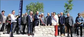  ?? (Photo R. L.) ?? Sénateur, députée, sous-préfet, présidents et maires autour d’André Garron (au centre) réunis pour la pose de la première pierre de l’établissem­ent.