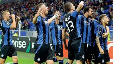  ??  ?? L’impresa Sopra,: i giocatori dell’Atalanta, con il Papu davanti a tutti, festeggian­o sotto la curva dei tifosi bergamasch­i subito dopo il grande gol di Gomez. A fianco, da sinistra: Masiello contrasta un tentativo di Mendy; i giocatori del Lione dopo...