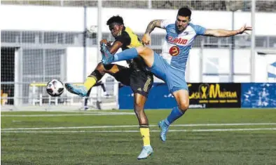  ?? JAIME GALINDO ?? Imagen del encuentro entre el CD Ebro y el Deportivo Aragón en La Almozara.