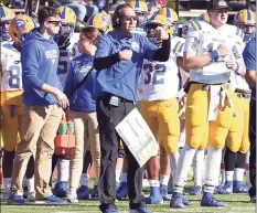  ?? Arnold Gold / Hearst Connecticu­t Media ?? UNH head coach Chris Pincince (center) is photograph­ed in the first half of a game against SCSU in 2019.