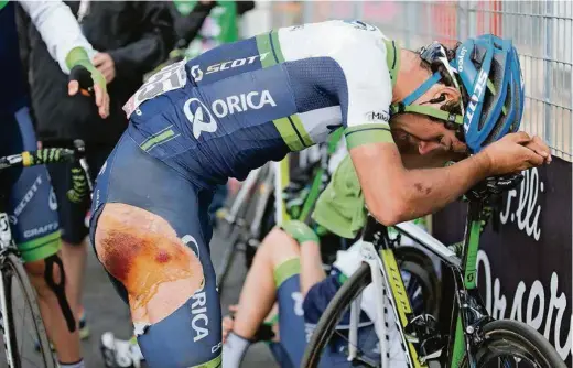  ?? (DOK MOBILE) ?? Un cycliste de l’équipe Orica-Scott blessé au Tour d’Italie 2014, une image tirée du film «Wonderful Losers».