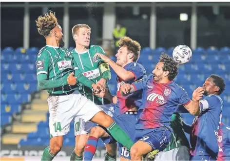  ?? FOTO: STEFAN BRAUER ?? Torschütze Adriano Grimaldi (am Ball) war nicht nur offensiv, sondern auch defensiv mit dem Kopf zur Stelle.