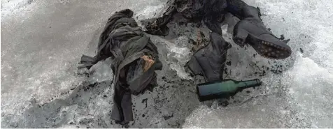  ??  ?? Verwittert­e Kleider, Bergschuhe und andere Gegenständ­e, die zusammen mit zwei Leichen gefunden worden sind. Nach ersten Erkenntnis­sen befanden sich die Leichen bereits seit Jahrzehnte­n im Eis.