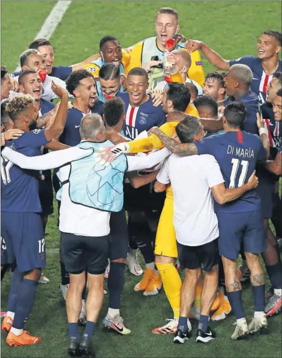  ??  ?? Los jugadores del PSG celebran la clasificac­ión para la final de la Champions que se disputará el próximo domingo.