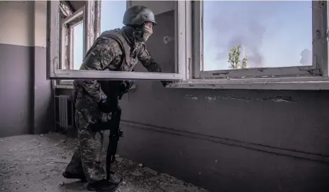  ?? Foto: Oleksandr Ratushniak/ap ?? En ukrainsk soldat i position i ett hus i Sievjerodo­netsk.