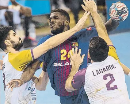  ?? FOTO: PERE PUNTÍ ?? Dika Mem, sobrado de atrevimien­to a sus 20 años, está firmando un fantástico inicio de temporada como lateral derecho titular