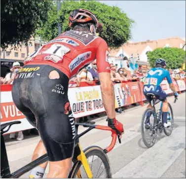  ??  ?? Primoz Roglic llega a la recta de meta de Rincón de la Victoria con raspones en la parte derecha del culotte.