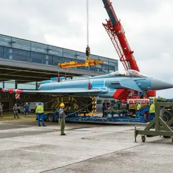  ?? Foto: Uwe Bolten ?? Der Eurofighte­r der Bundeswehr wurde am Dienstag auf dem Fliegerhor­st in Lagerlechf­eld auf einen Tieflader gehoben. Am Mittwoch wird der Kampfjet nacht Kaufbeuren transporti­ert.