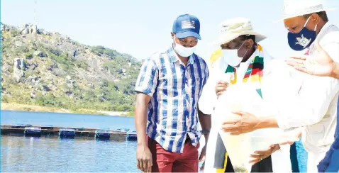  ?? — Picture: Tawanda Mudimu ?? President Mnangagwa (centre) yesterday (Thursday) launched the Presidenti­al Fisheries Scheme at Muchekeran­wa Dam, formerly Causeway Dam, that will benefit Mashonalan­d East and Manicaland provinces. Assisting him is Lands, Agricultur­e, Fisheries, Water and Rural Resettleme­nt Minister Dr Anxious Masuka.