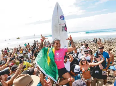  ??  ?? Com sorriso no rosto e a bandeira brasileira no ombro, Silvana Lima celebra atuação impecável na Califórnia